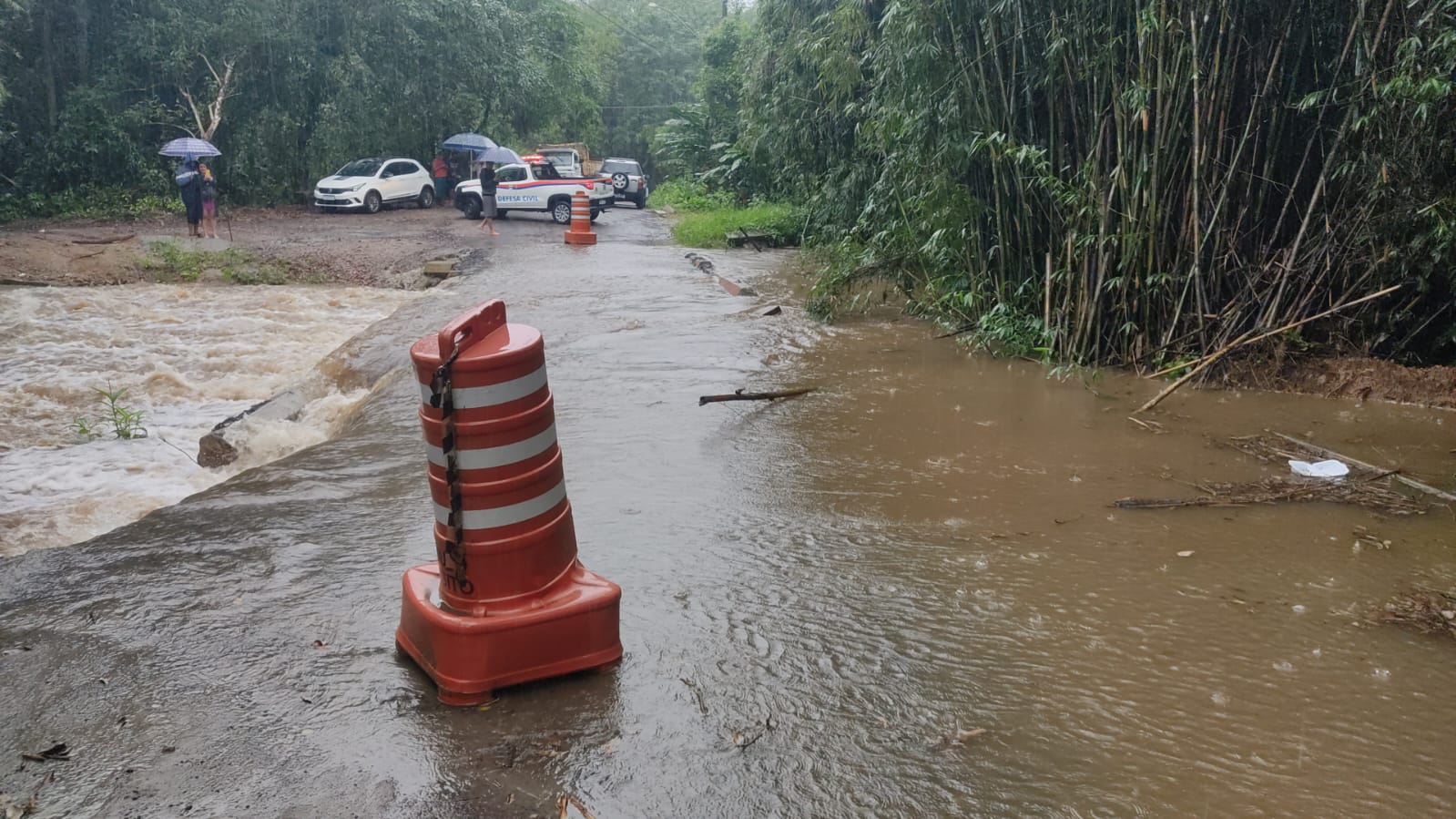 Via alagada no bairro Folha Seca em Ubatuba, que está com ponte de acesso interditada