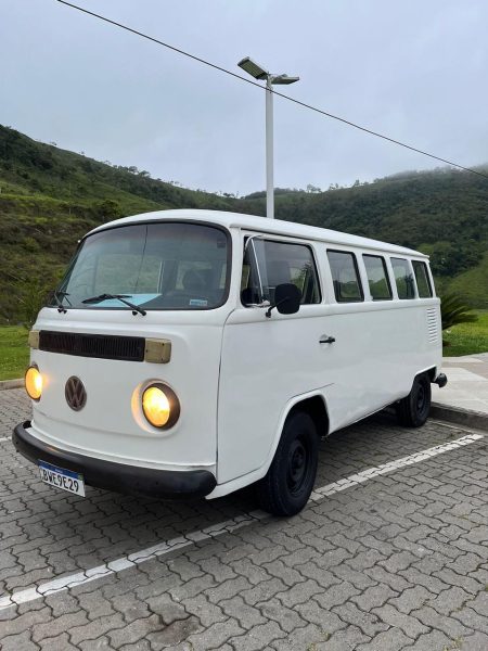 kombi da joca beer ainda sem pintura, toda branca