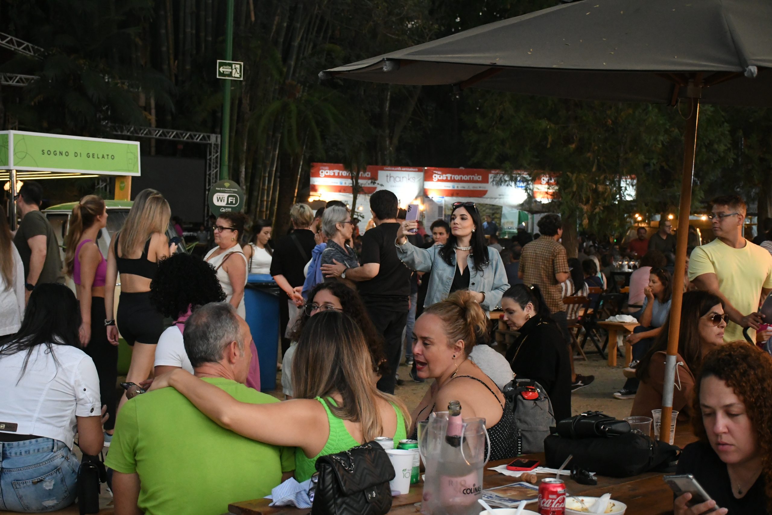 público comendo e curtindo o festival mais gastronomia no parque vicentina aranha