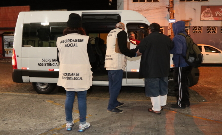 Pessoas em situação de rua entrando em carro do apoio social em Jacareí; prefeitura dá início a Operação Inverno 2024