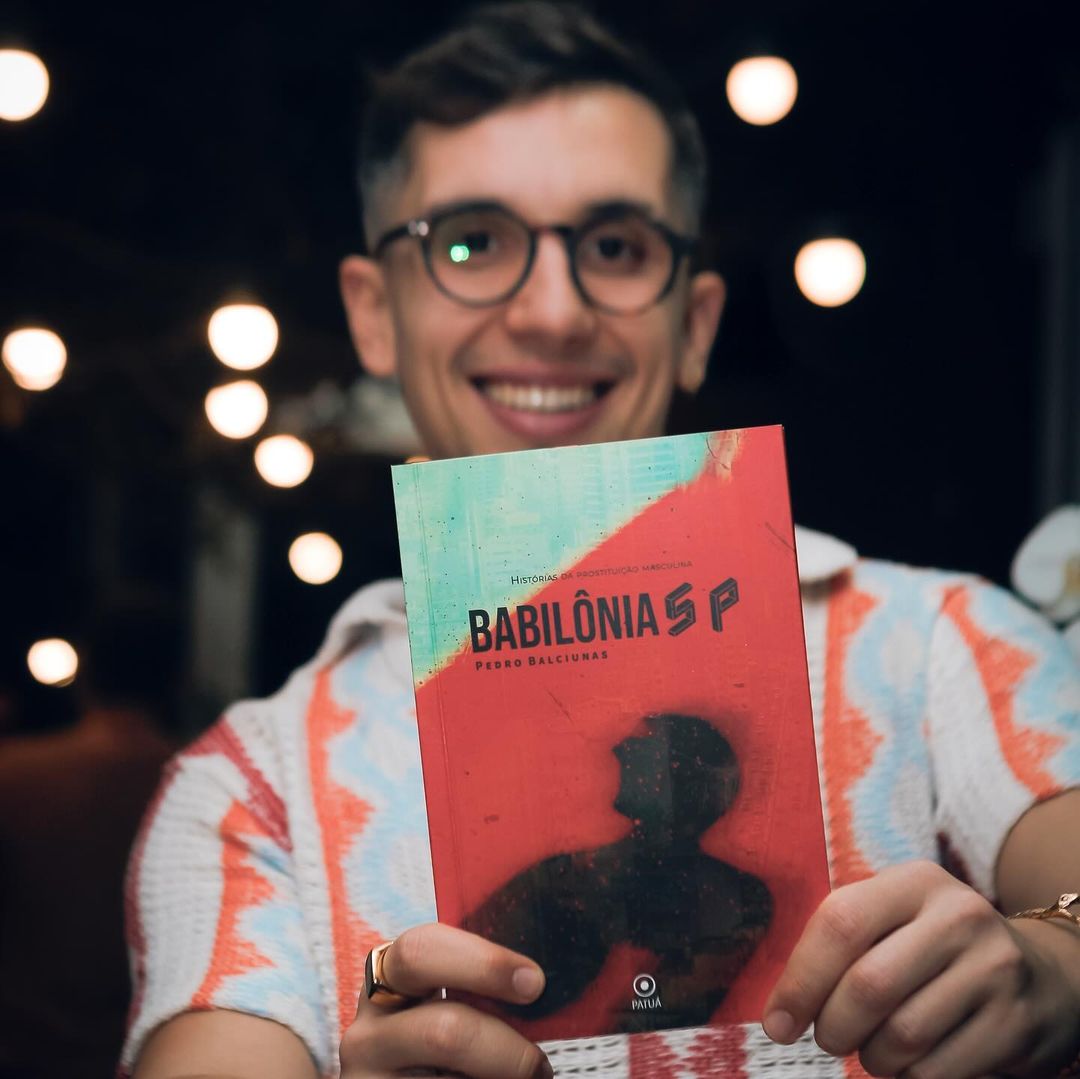 pedro balciunas segurando seu livro "babilônia-sp", em evento de lançamento; jornalista será homenageado pela academia joseense de letras