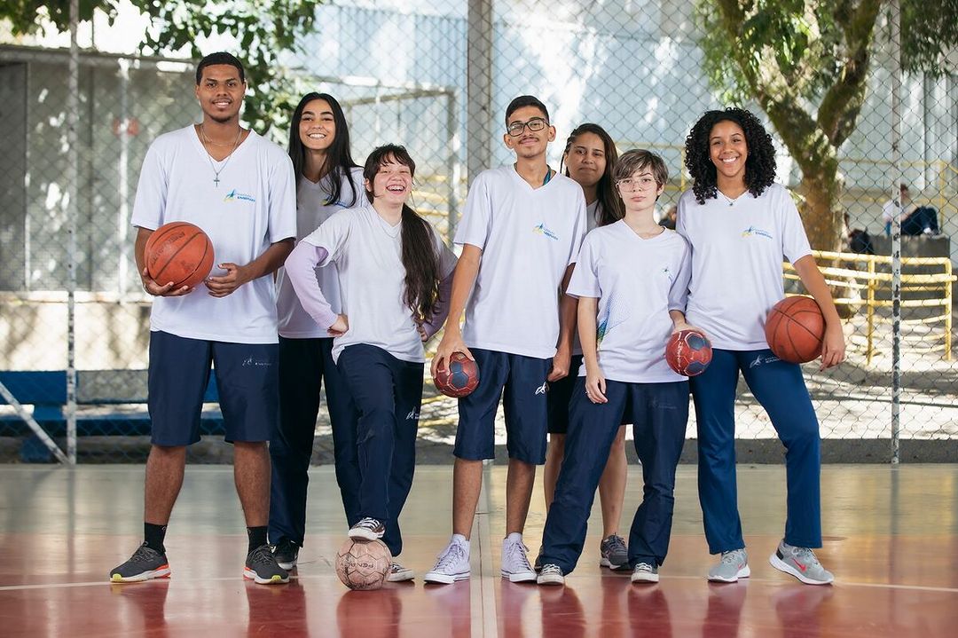 Alunos do colégio Embraer, reunidos em quadra com bolas de basquete nas mãos; inscrições para processo seletivo com vagas no Ensimo Médio estão abertas em SJC