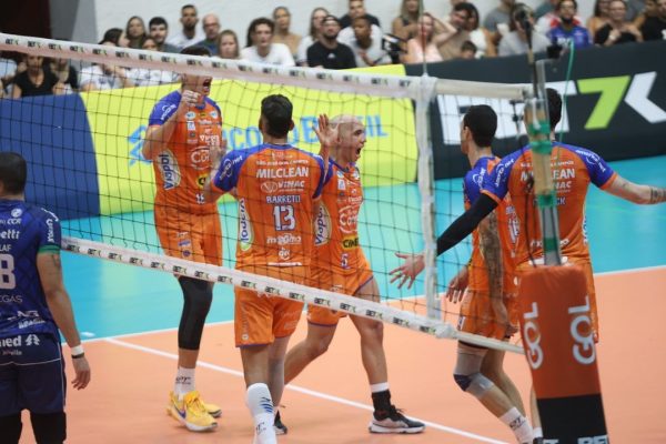 jogadores do vôlei são josé comemorando ponto