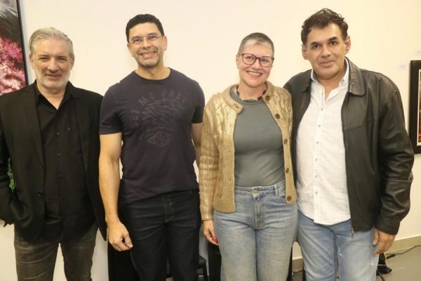 Pessoas reunidas na abertura da exposição na La Galerie Arte em SJC