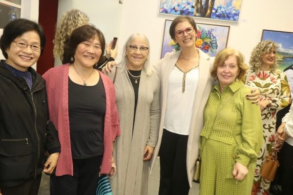 Pessoas reunidas na abertura da exposição na La Galerie Arte em SJC