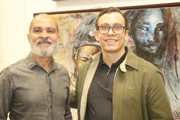 Pessoas reunidas na abertura da exposição na La Galerie Arte em SJC
