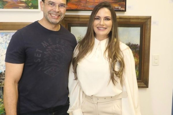 Pessoas reunidas na abertura da exposição na La Galerie Arte em SJC