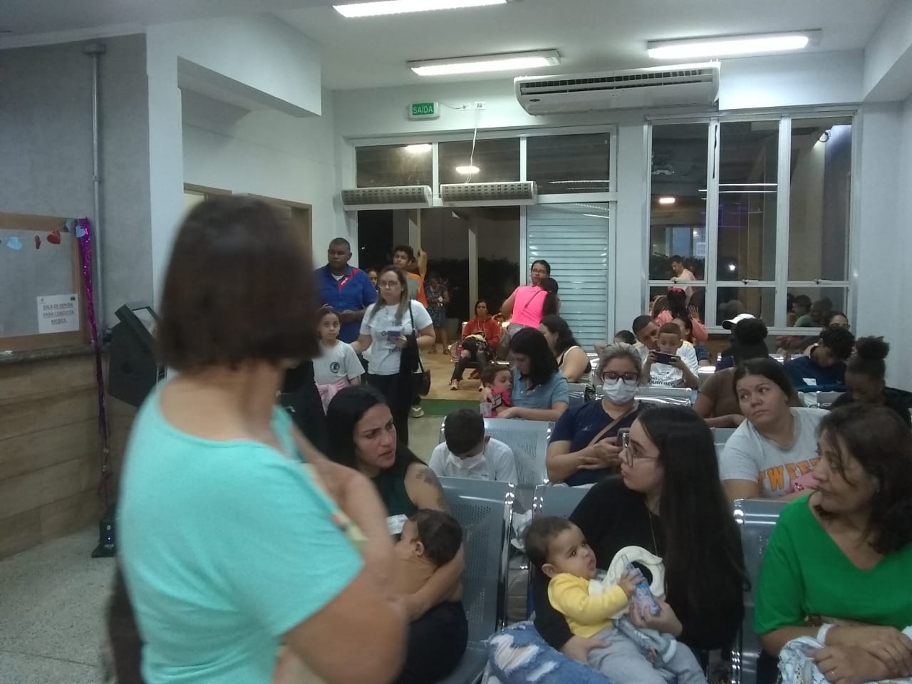 pediatria hospital municipal lde s~~ao josé dos cmapos lotada de pais e filhos nesta segunda (10)