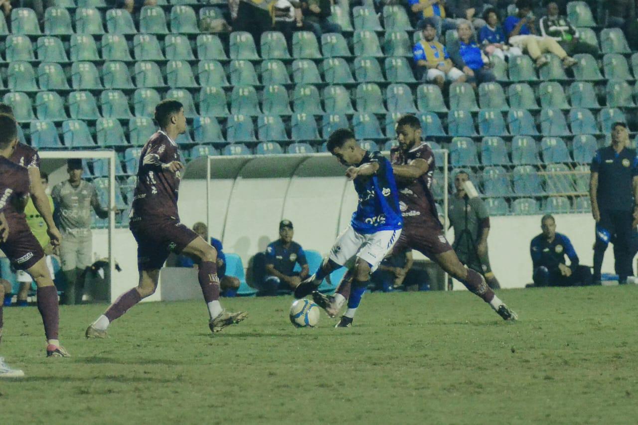 Felipinho, novo camisa 10 do São José, chutando para o gol contra o Patrocinense