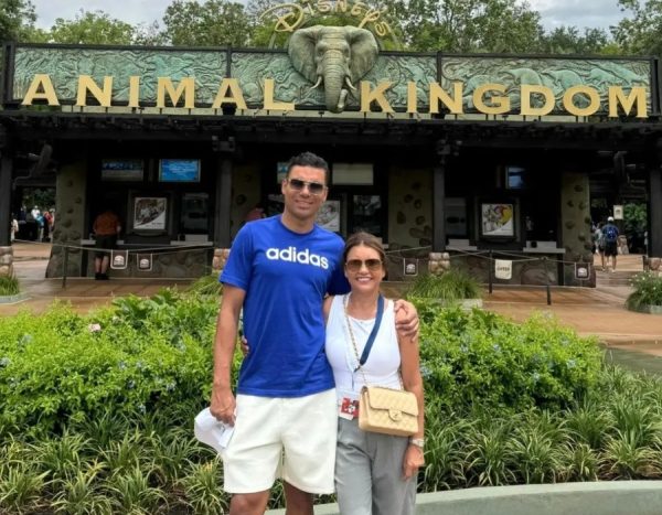 Casemiro e a mãe, Magda Casemiro em frente ao parque Animal Kingdom, nos Estados Unidos