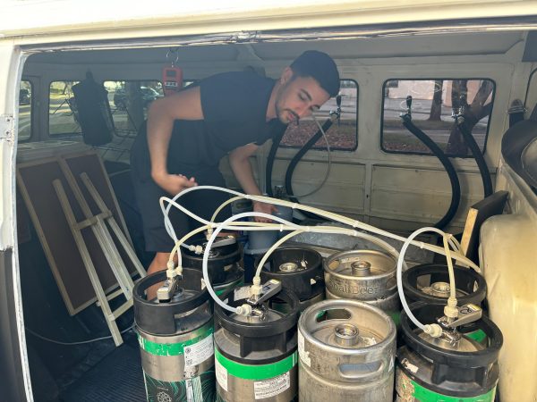 gabriel no interior da kombi arrumando galões e sifões