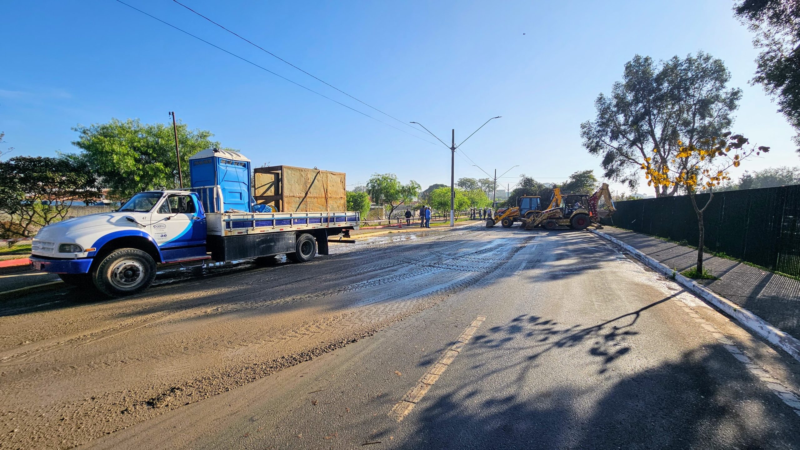Caminhão estacionado na rua, próximo a local onde adutora rompeu e deixou moradores sem água em Jacareí