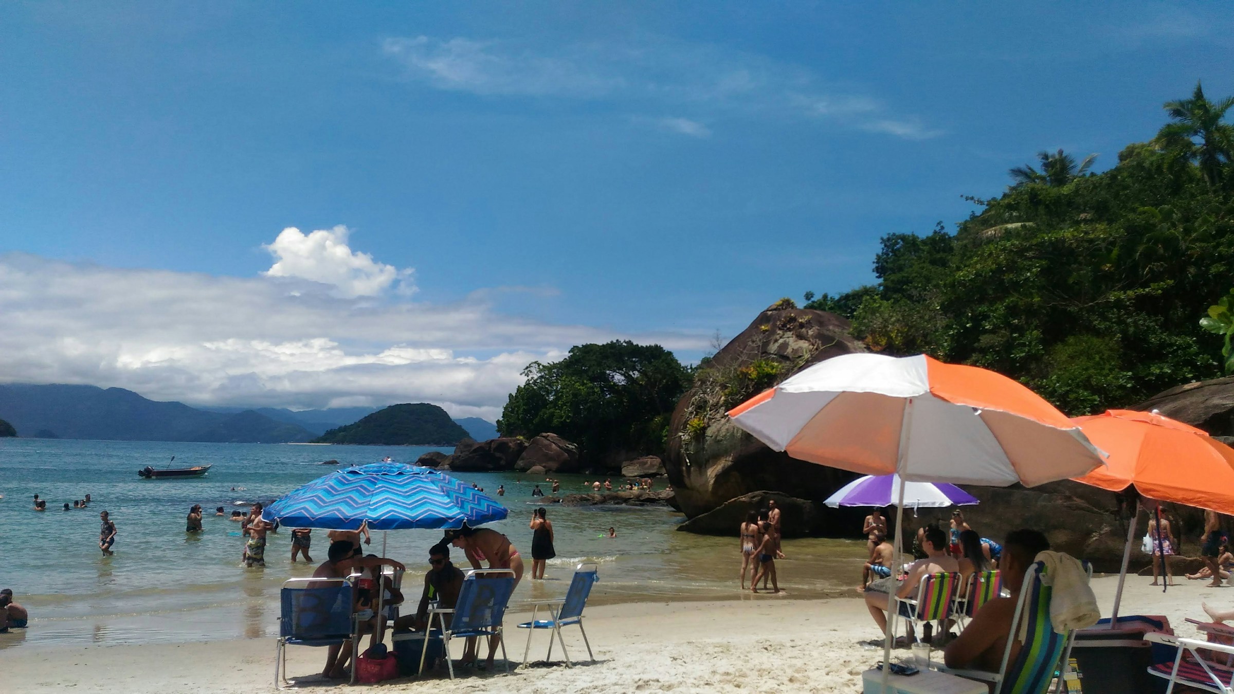 banhistas em praia de ubatuba