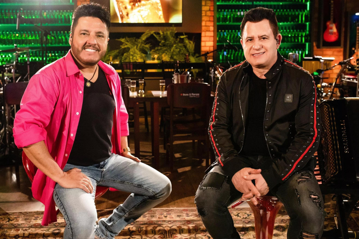 bruno e marrone sentados em cenário monatdo e iluminado