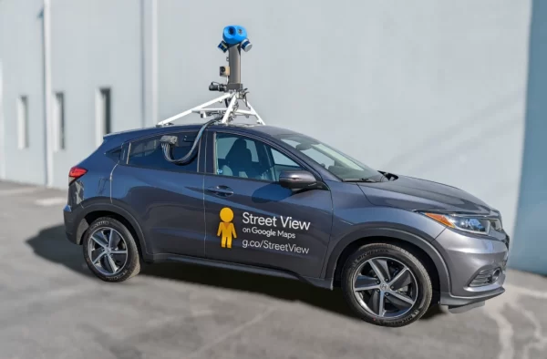 carro do google street view com câmera acoplada no teto