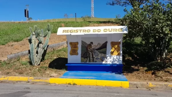 ponto de ônibus com pintura que retrata fundição de ouro