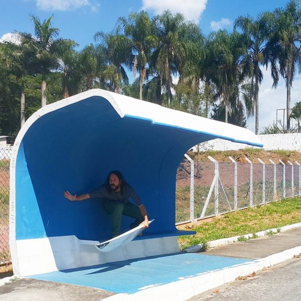 gabriel o pensador em ponto de ônibus em taubaté