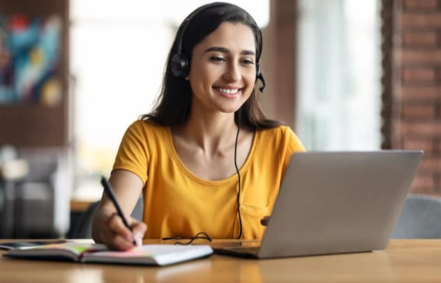 Os cursos gratuitos e à distância oferecidos por universidades são excelentes ferramentas de atualização profissional. (Foto: Canva)