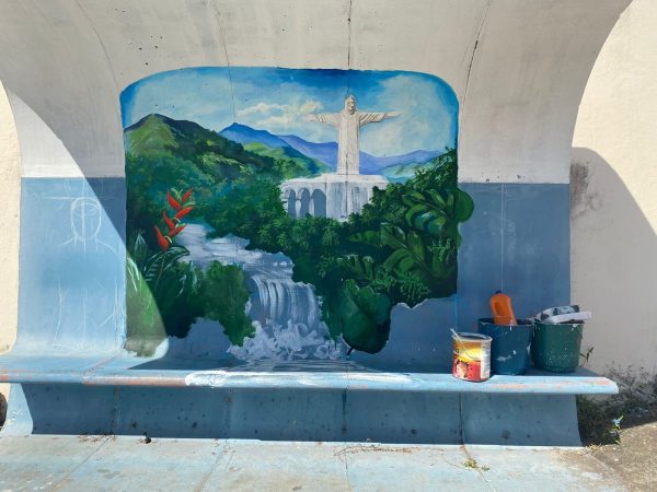 ponto de ônibus que retrata o crist redentor e belezas naturais de taubaté