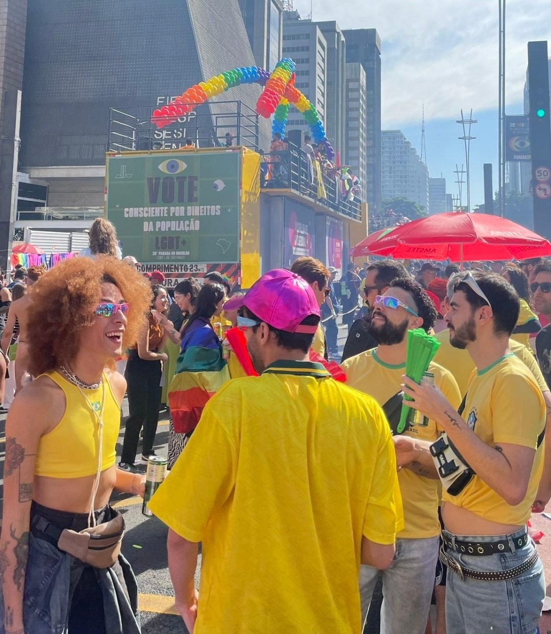 pessoas reunidas de verde e amarelo na parada lgbt em sp