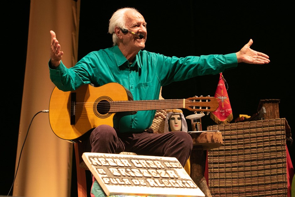 Rolando Boldrin, em cima do palco com violão, será homenageado no Revelando SP em SJC