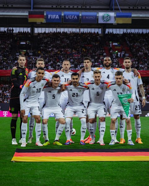 seleção da alemanha posando para tradicional foto em gramado antes de jogo com uniforme número 1, na cor branca