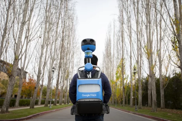 treckker em mochila de funcionário do google
