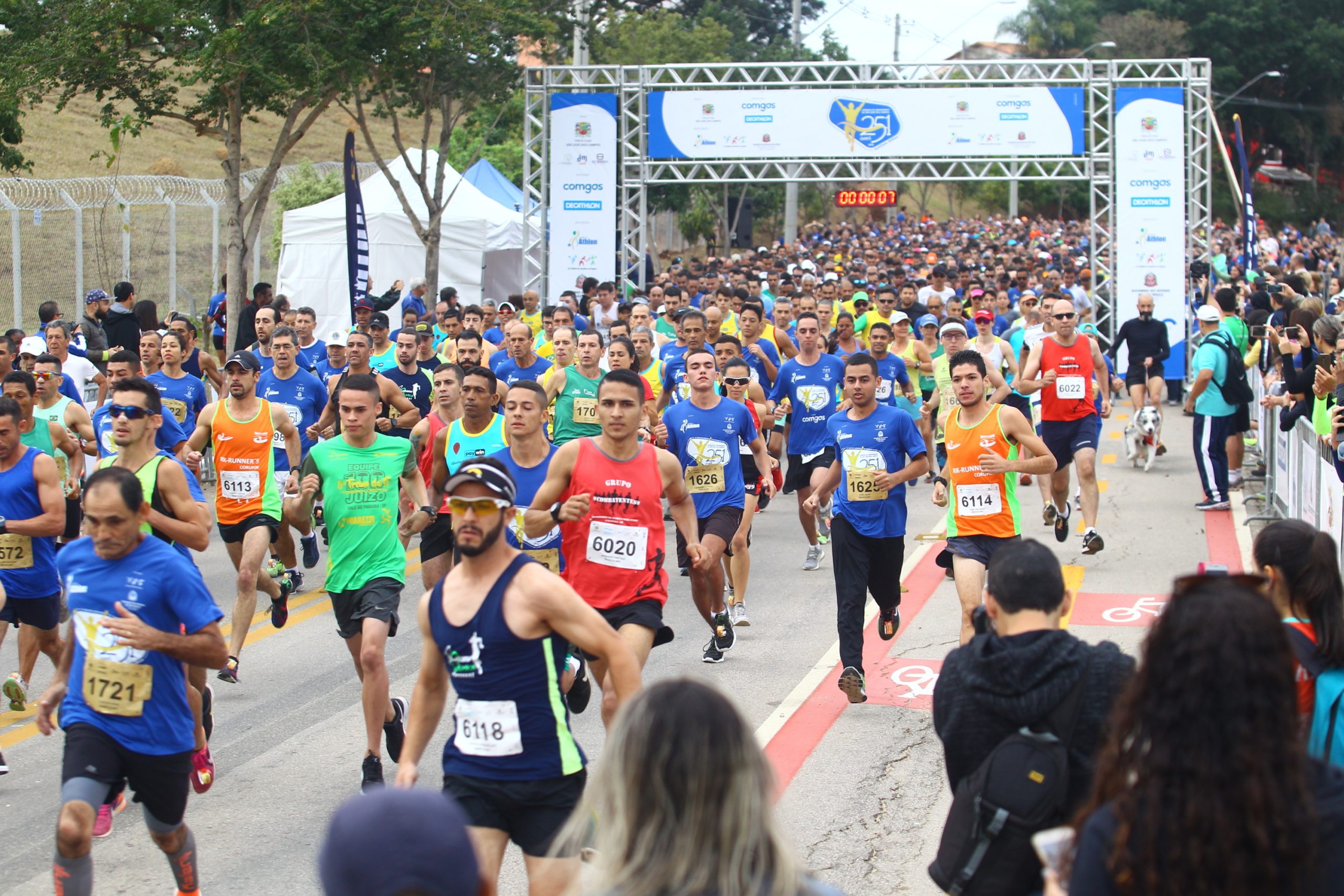 Pessoas em corrida de rua; evento vai interditar Anel Viário neste domingo (21) em SJC