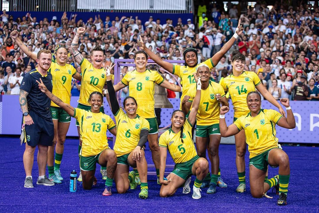 Yaras comemorando a vitória sobre Fiji em grupo