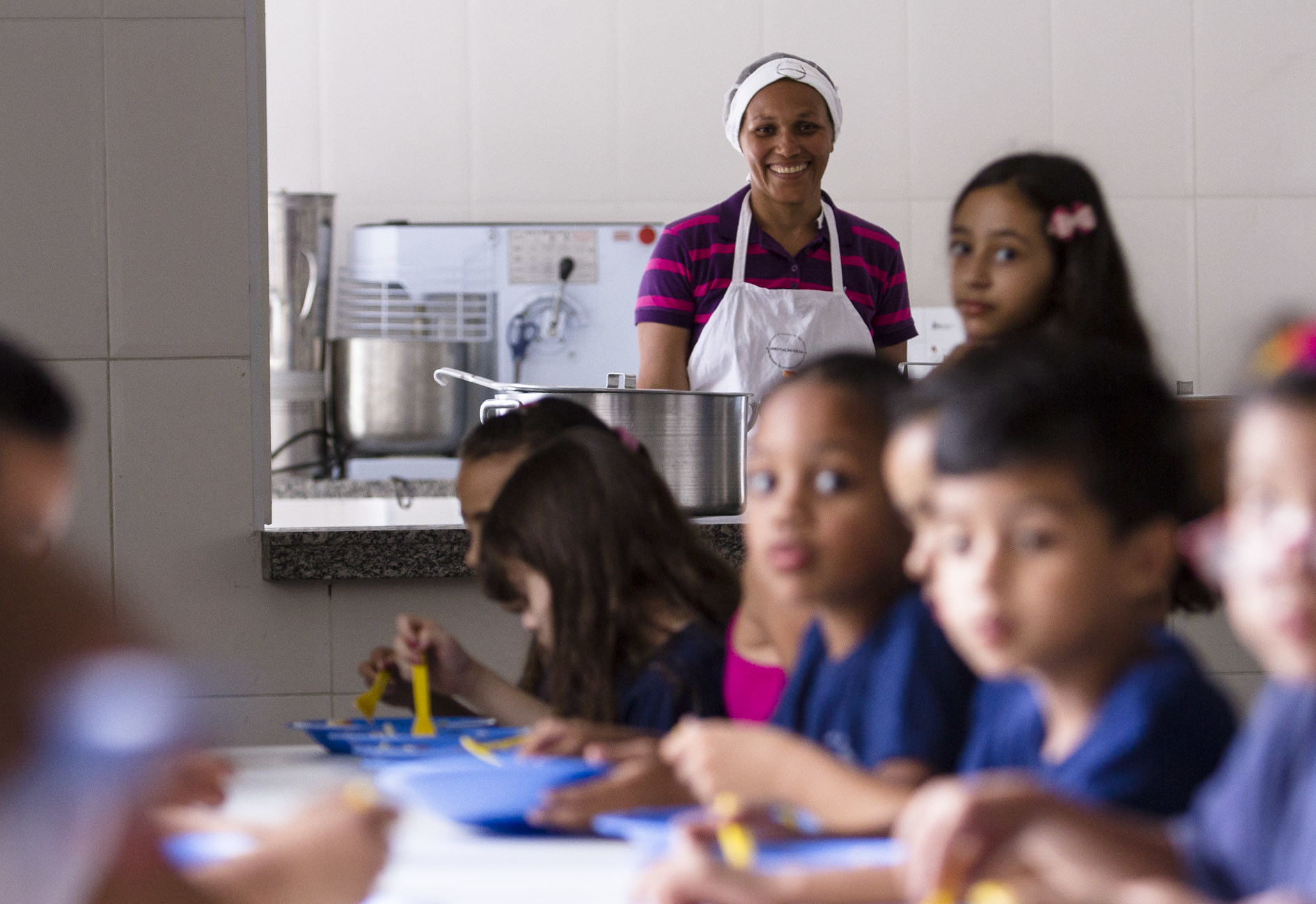 Crianças comendo merenda; estudantes de escolas estaduais terão direito a almoço durante as férias