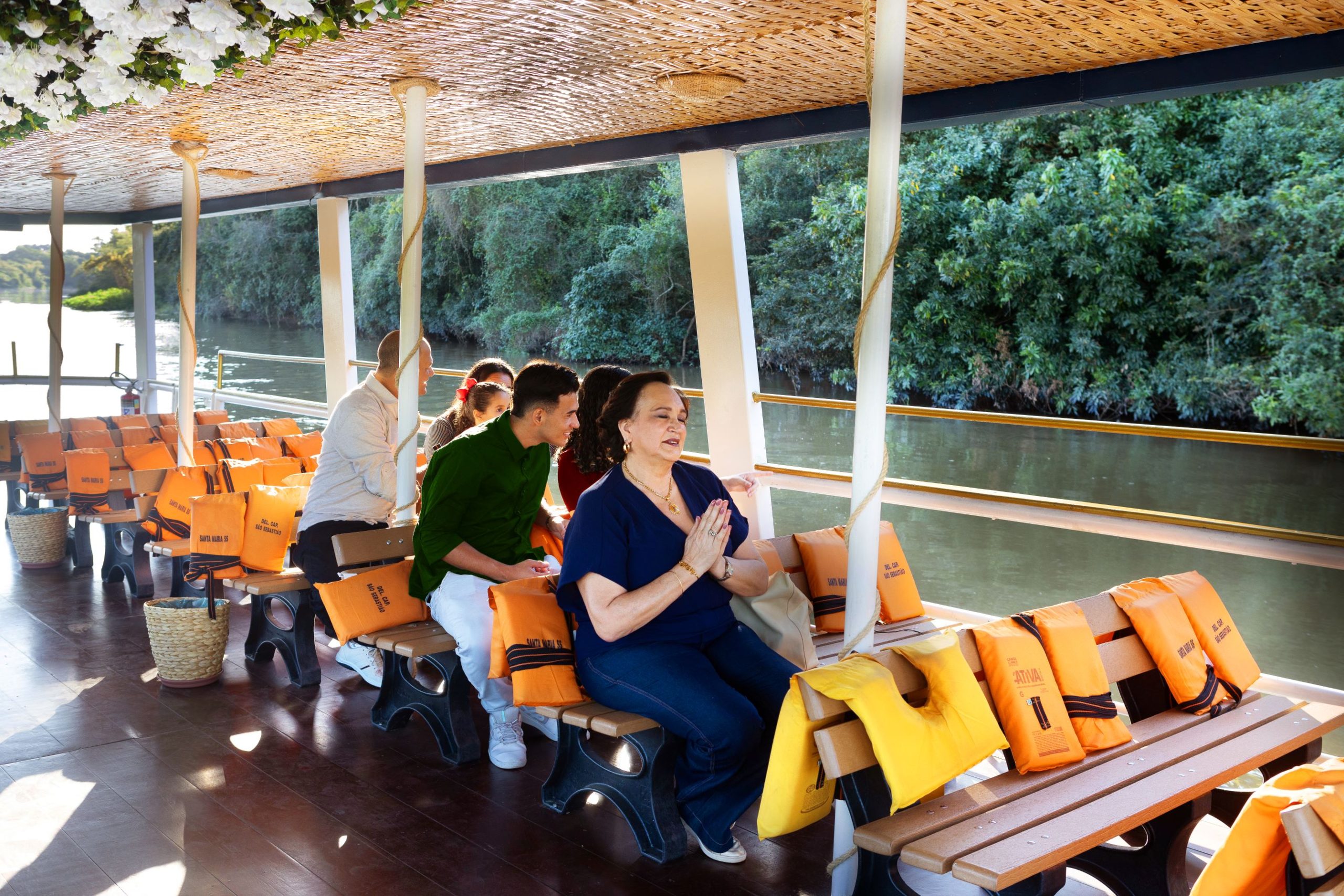 Passeio de balsa no Parque Três Pescadores em Aparecida
