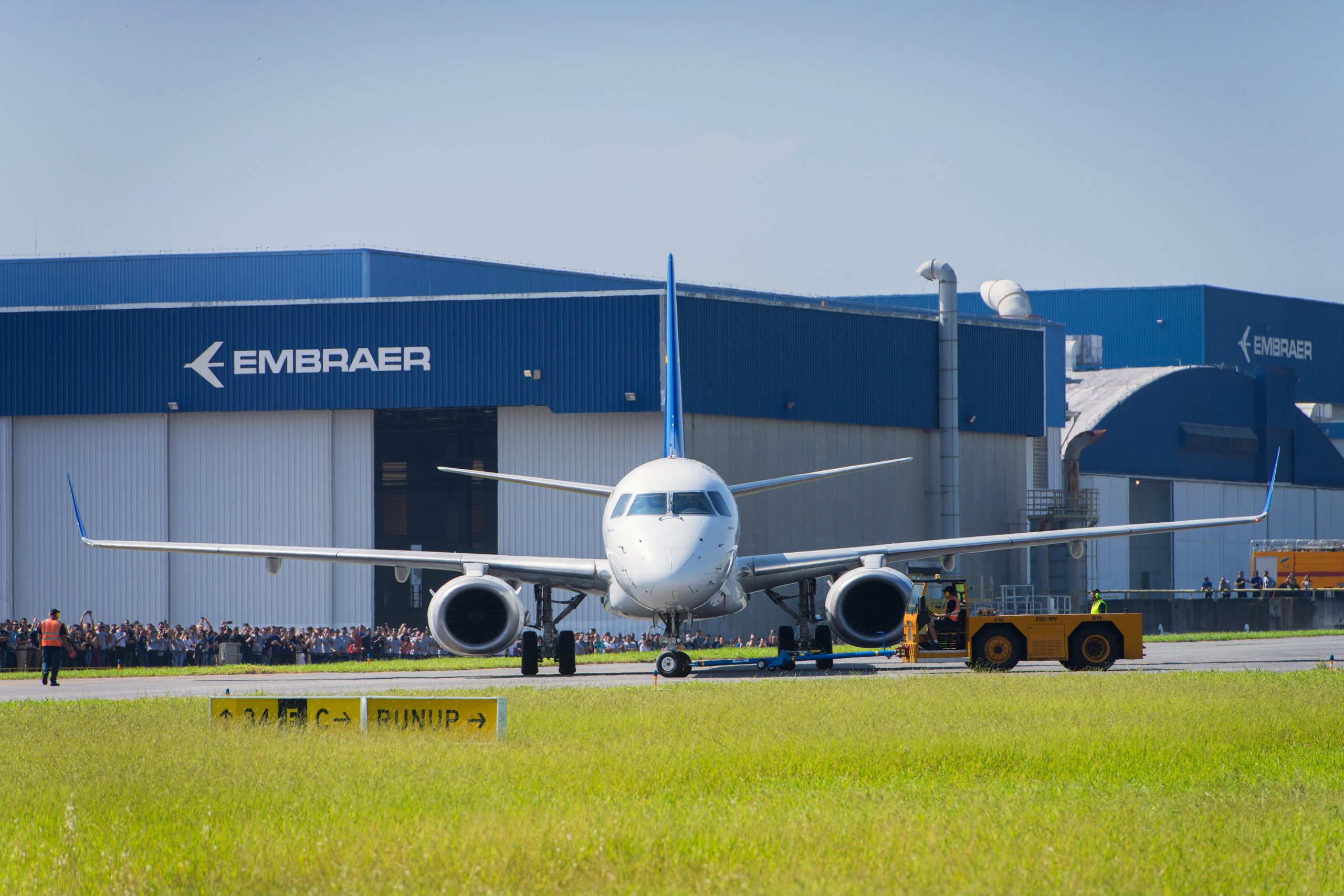 Avião de passageiros da Embraer transformado em cargueiro 