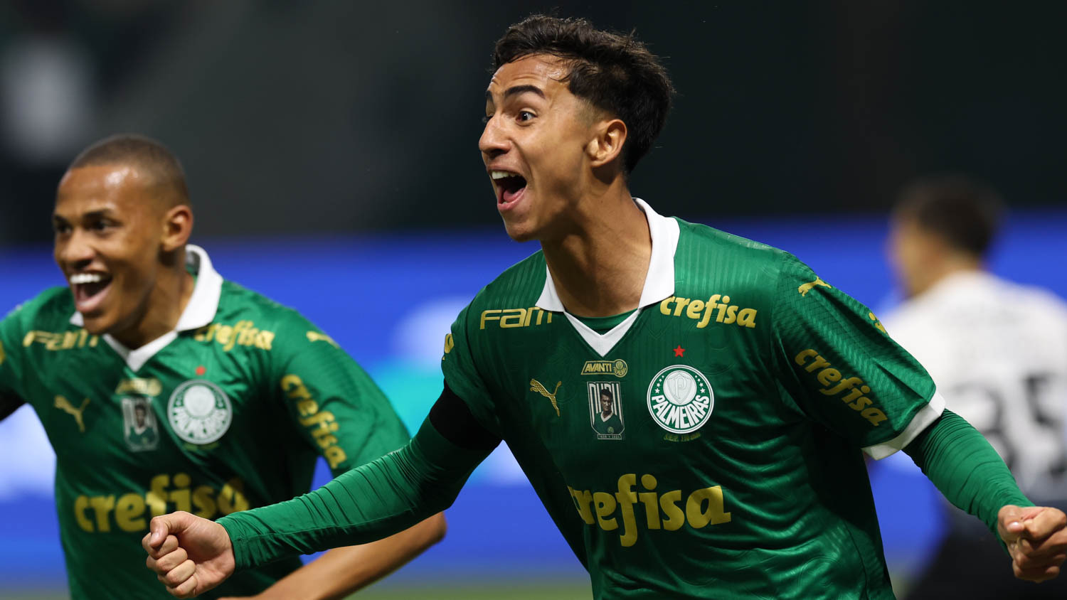 Vitor Reis comemorando seu primeiro gol com a camisa do Palmeiras