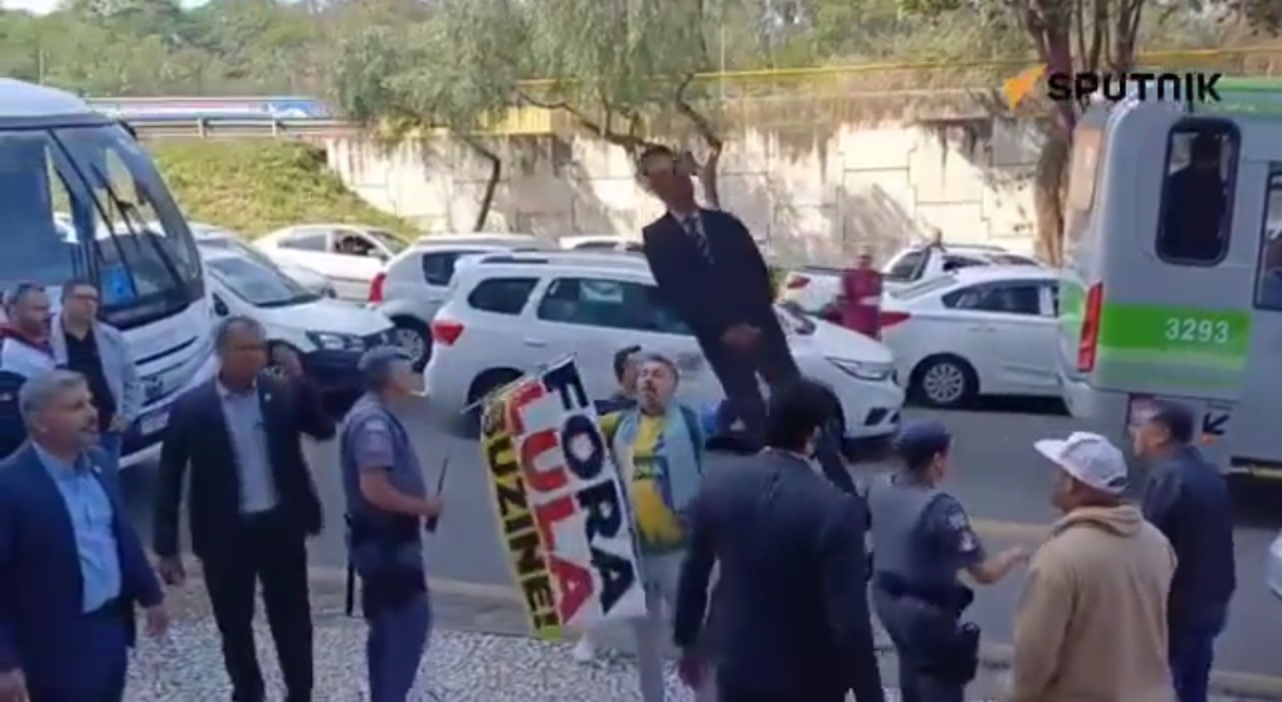 apoiadores de lula e bolsonao brigando na rua em sjc