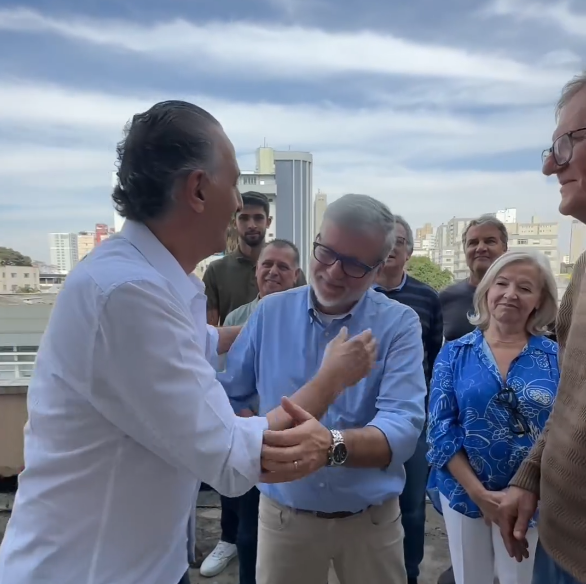 eduardo cury e josé mello se cumprimentando em frame de vídeo