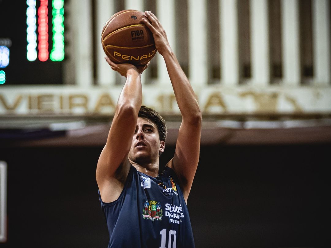 jogador do são josé basketball em salto para arremessar bola