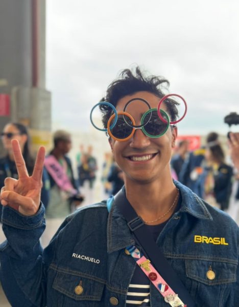 gustavo bala loka com óculos divertido no formato de símbolo das olimpíadas no barco com a delegaão brasileira na abertura dos jogos de paris