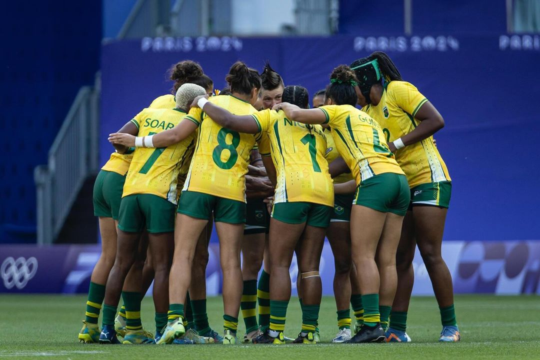 seleção feminina de rugby abraçada em jogo contra a frança