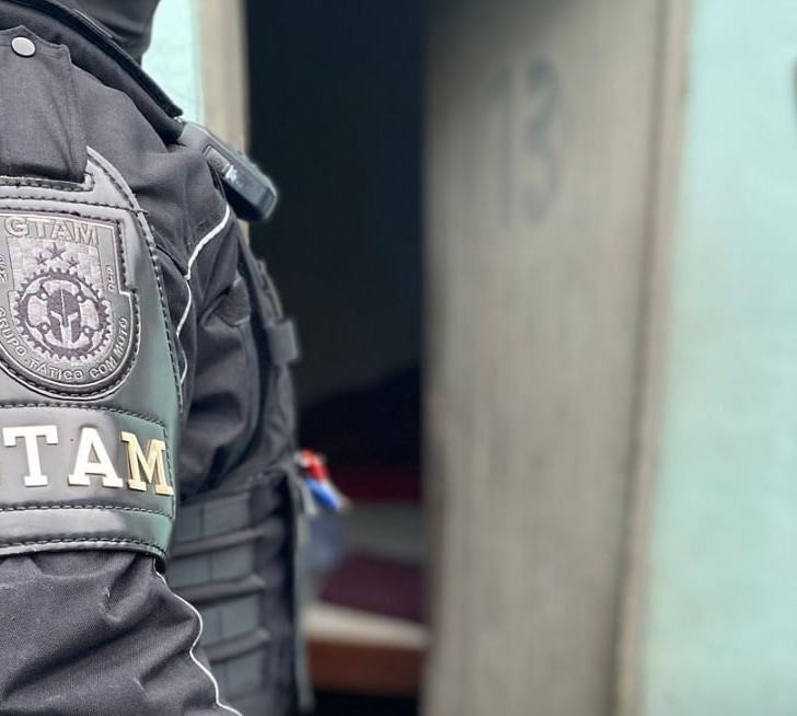 Guarda Civil Municipal em frente a porta de imóvel onde mulher foi liberta de cárcere privado em SJC