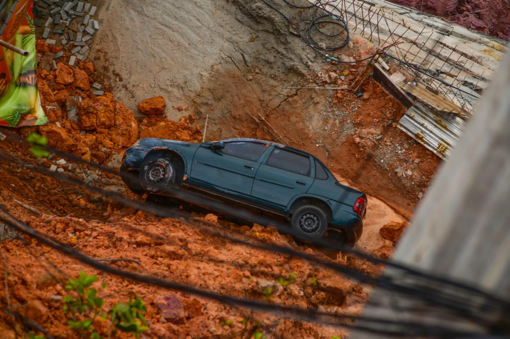 carro que caiu junto à construção de prédio