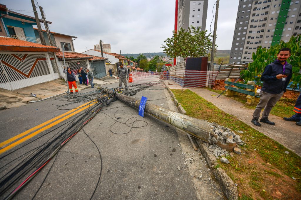 poste que foi derrubado pela queda de muro de construção de prédio