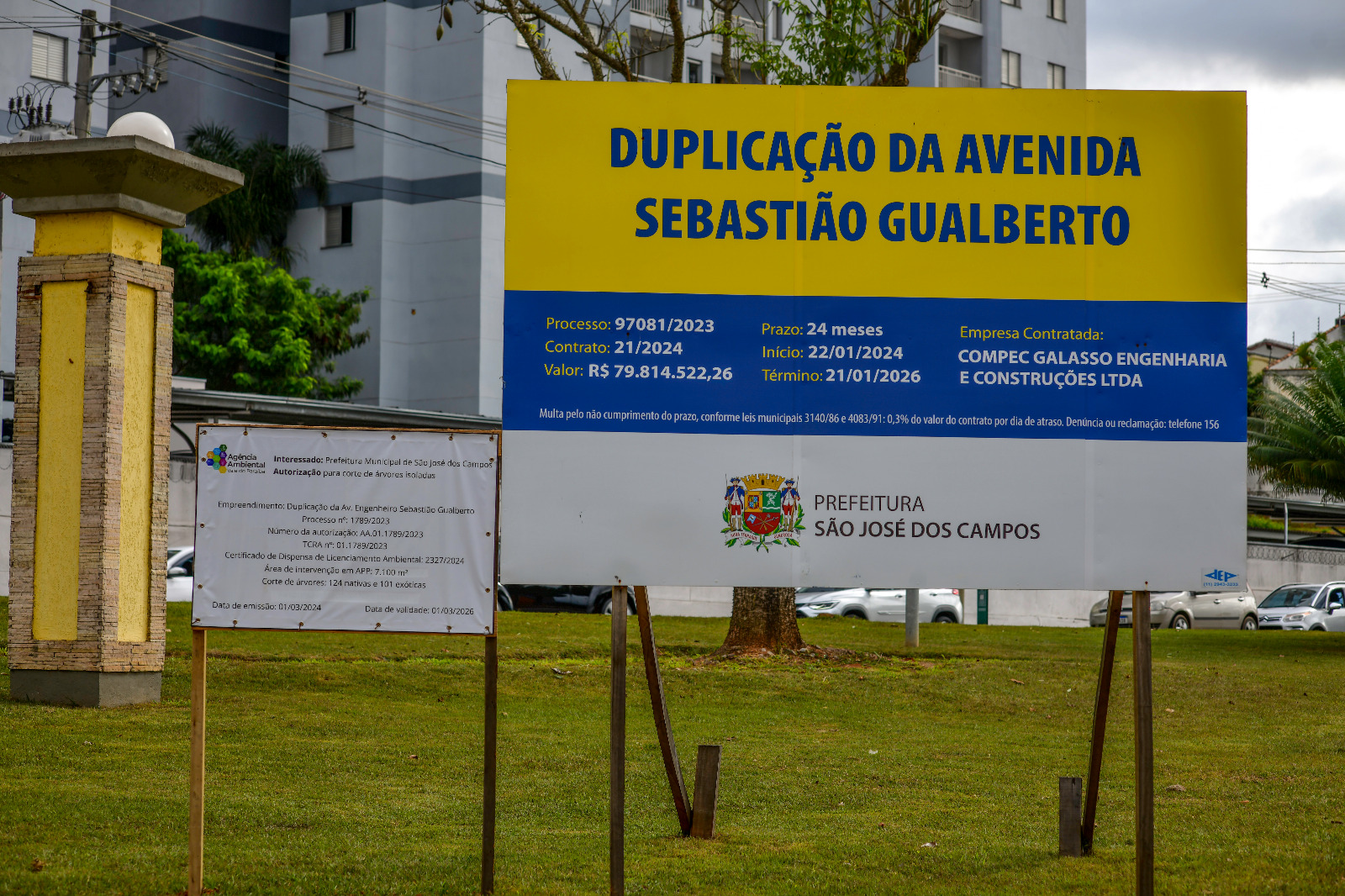 Placa de obra de duplicação na Avenida Sebastião Gualberto, onde prefeitura quer desapropriar imóveis do bairro Vila guarani