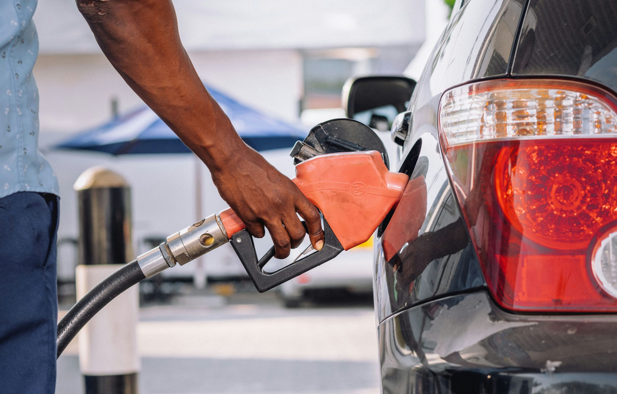 Cáculo da regra dos 70% ajuda a decidir entre abastecer com etanol ou gasolina 
