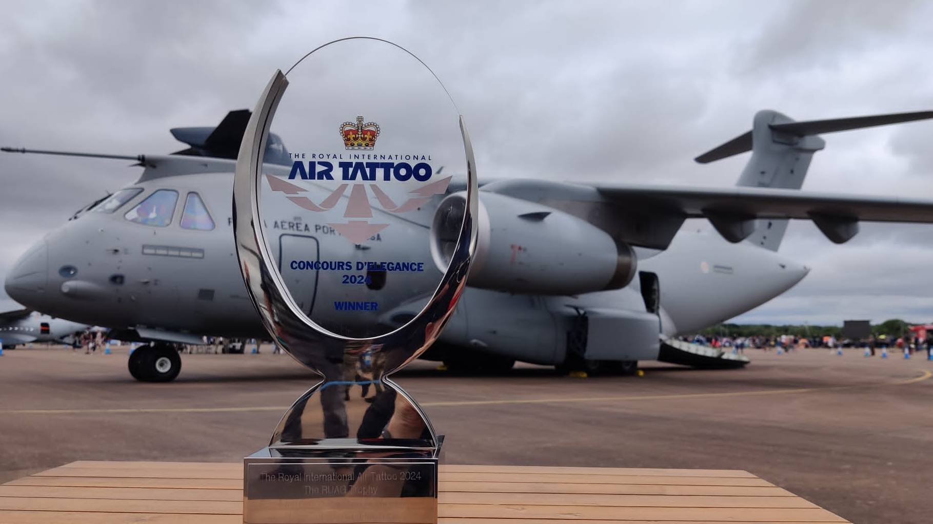 aviõa cargueiro c-390 millenium da embra com pintura da força aérea portuguesa e atrás de troféu vencido