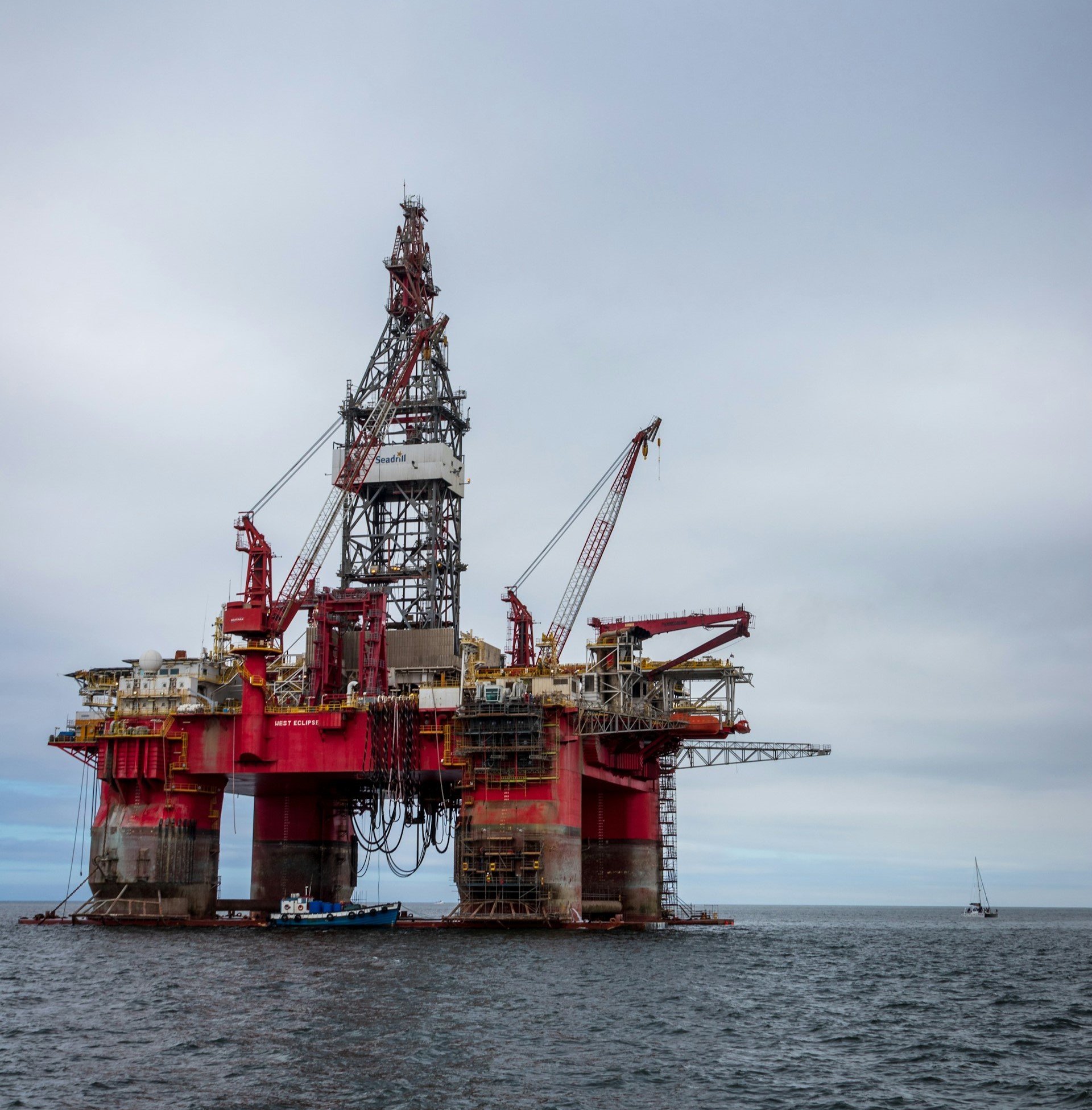 plataforma de petróleo vermelha no meio do mar