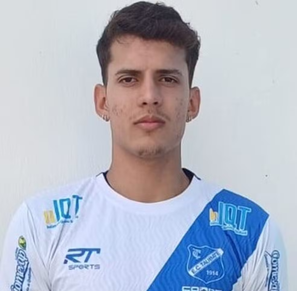 jogador lucão com uniforme do taubaté