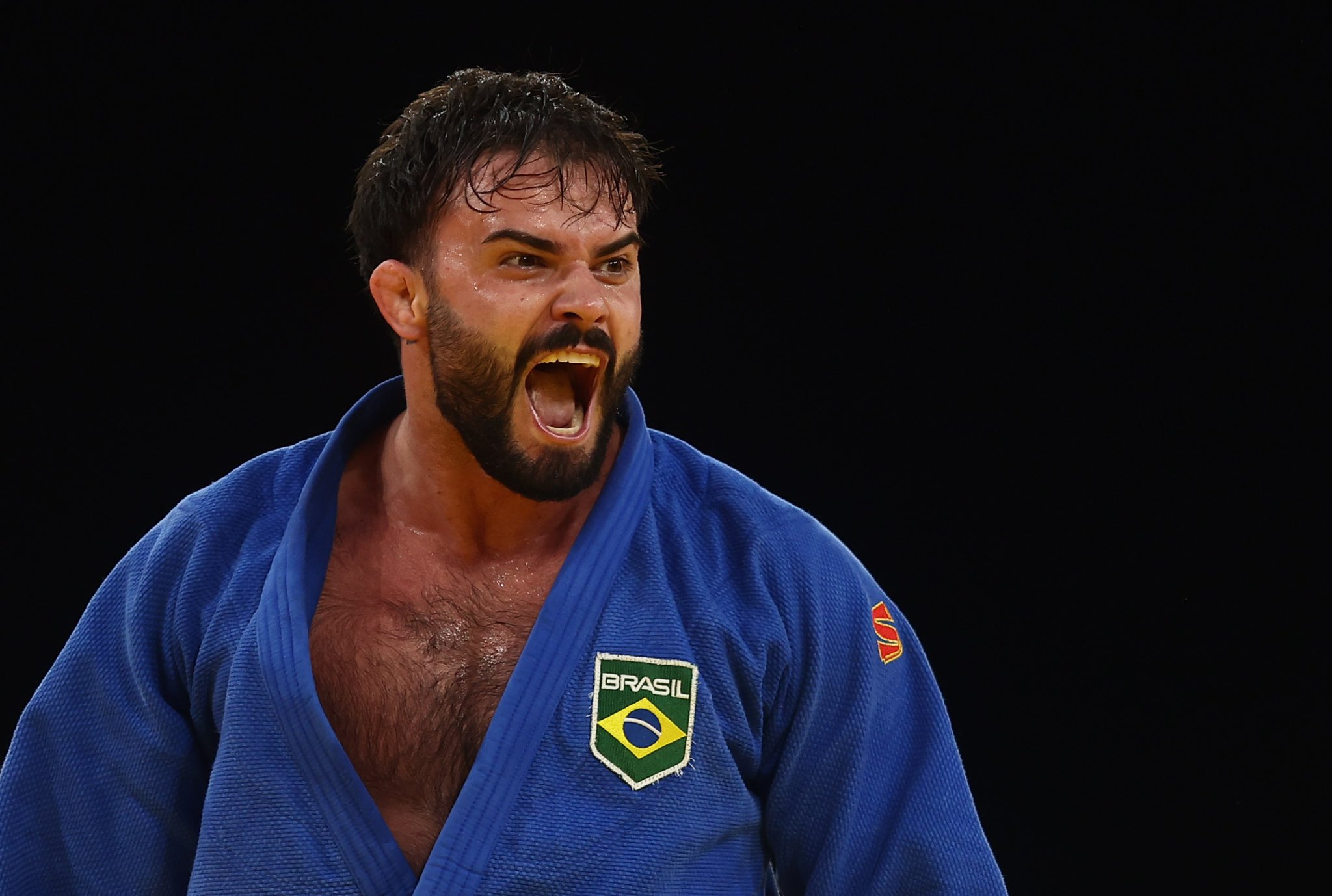 rafael macedo gritando com kimono azul