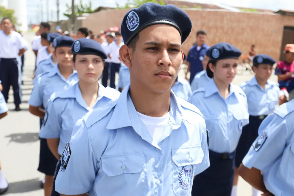 Alunos em escola civico militar; governo do estado de SP abriu consulta pública sobre o assunto