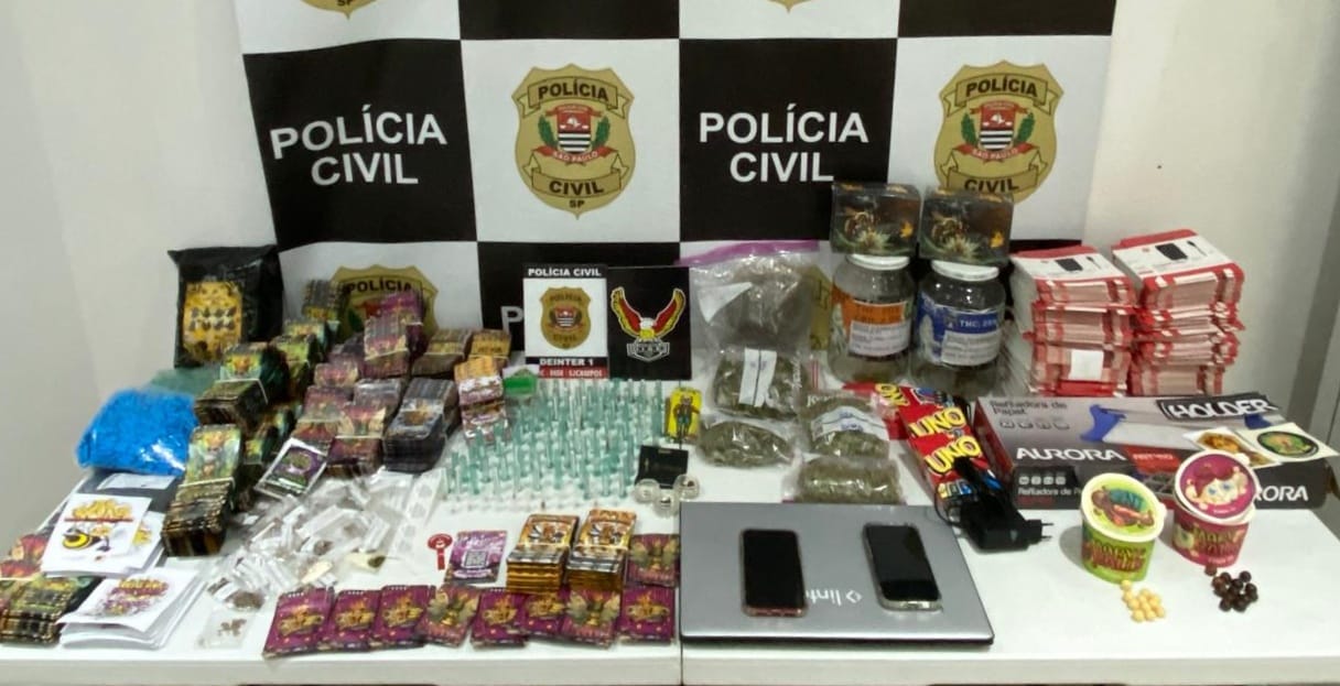 Drogas e materiais apreendidos pela Polícia Civil; três suspeitos de venderem sementes de maconha foram presos em SJC