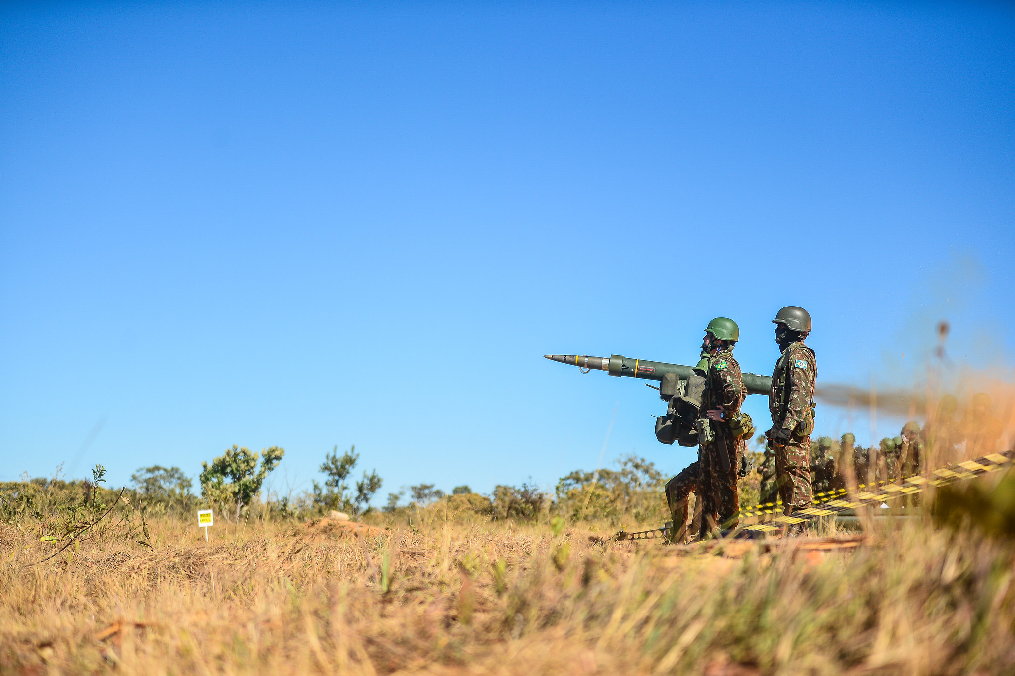 grupo de artilharia do exército brasileiro atirando um míssil